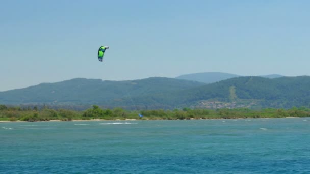 Kite surfare på Kitesurfing area i Akyaka — Stockvideo