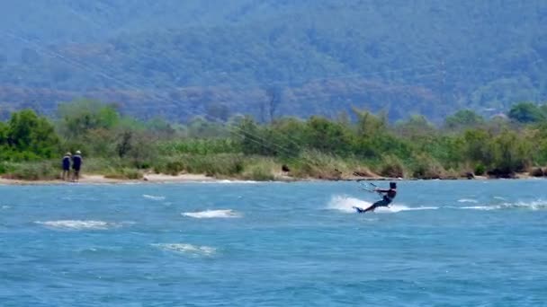 Kite Surfer na área de Kitesurf em Akyaka — Vídeo de Stock