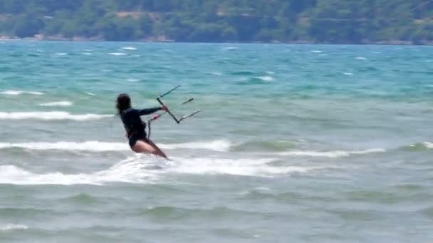 Kite surfare på Kitesurfing area i Akyaka — Stockvideo