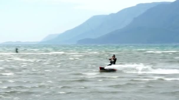 Kite surfare på Kitesurfing area i Akyaka — Stockvideo