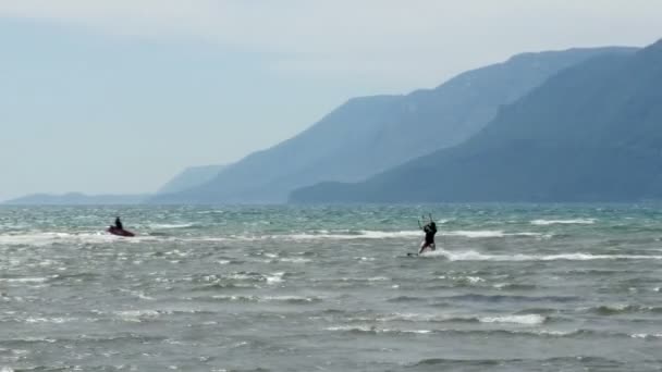 Kite Surfer nella zona di Kitesurf ad Akyaka — Video Stock