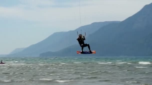 Kite Surfer w obszarze Kitesurfing w Akyaka — Wideo stockowe