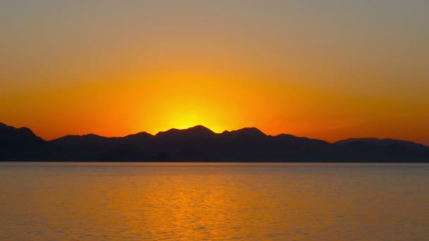 Sonnenaufgang an der Meeresküste — Stockvideo