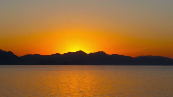 Salida del sol en la costa del mar — Vídeo de stock