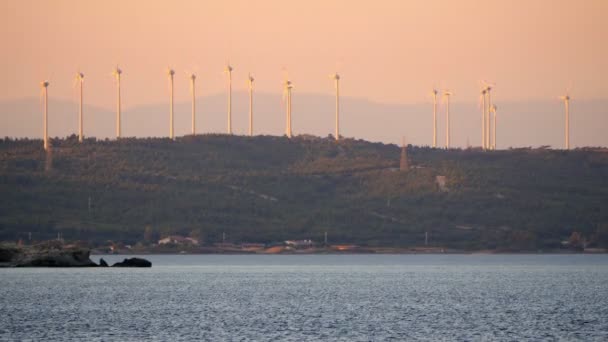 Väderkvarnar på gård vid solnedgången — Stockvideo