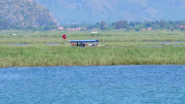 Paseo en barco por el río en Turquía — Vídeo de stock