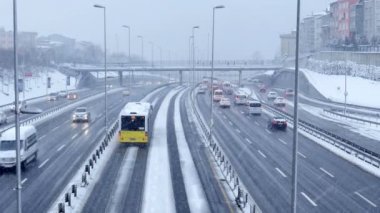 Karayolu trafik karlı gün