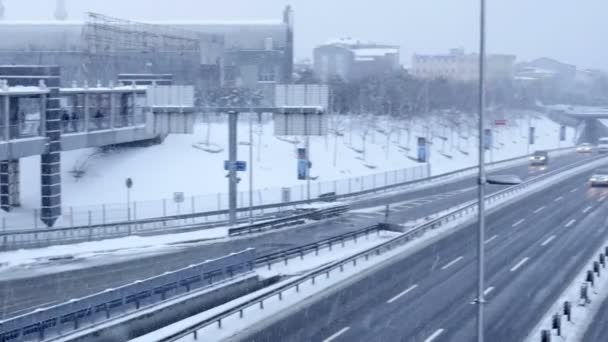 Karayolu trafik karlı gün — Stok video