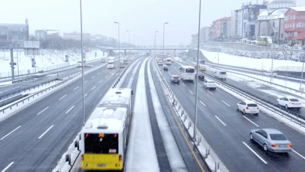 Tráfego rodoviário no dia nevado — Vídeo de Stock