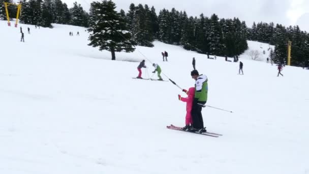 Канатная дорога в зимний спорт — стоковое видео