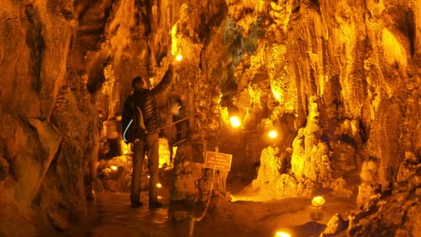 游客在 mencilis 洞穴 — 图库视频影像