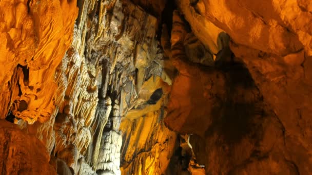 Turisti nella grotta di Mencilis — Video Stock