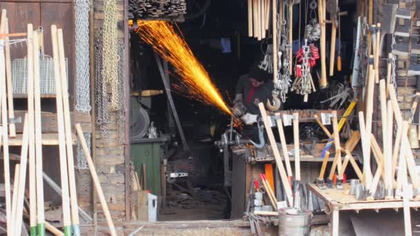 Trabajador herrero en taller — Vídeos de Stock