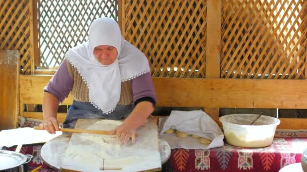 Femme préparant des aliments traditionnels — Video