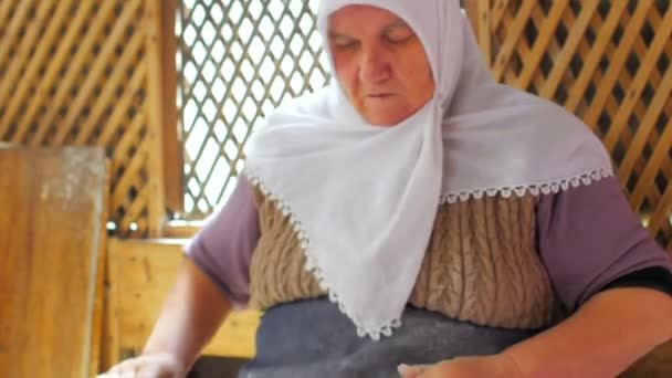 Frau bereitet traditionelles Essen zu — Stockvideo