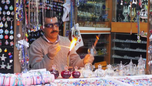 Glass blowing man working — Stock Video