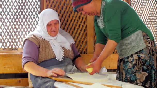 Frau bereitet traditionelles Essen zu — Stockvideo