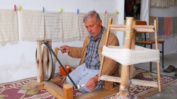 Man weaving loom machine — Stock Video