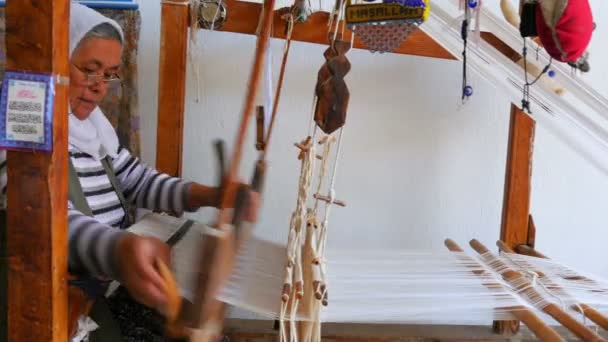 Turkish woman weaving — Stock Video