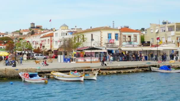 Pessoas andando na costa do mar em Ayvalik — Vídeo de Stock