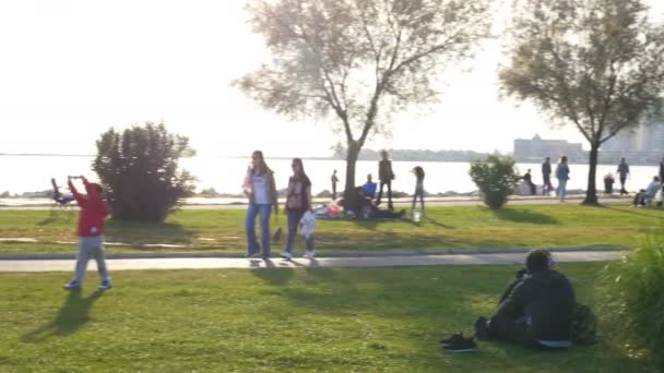 La gente disfruta del jardín junto al mar — Vídeos de Stock