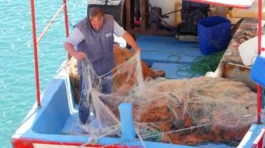 Balıkçı teknede çalışma