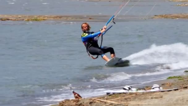 Kite Surfer στο Kitesurfing στη θάλασσα — Αρχείο Βίντεο