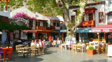 Kaş dar sokakta dükkanlarında