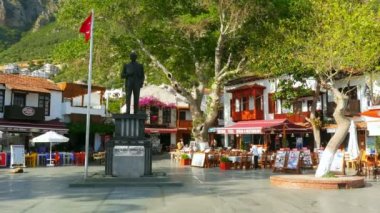 Kaş dar sokakta dükkanlarında