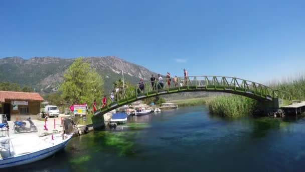 Menschen auf Brücke am Fluss Azmak — Stockvideo