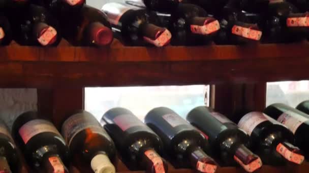 Bouteilles de vin sur les étagères — Video