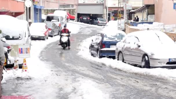 Courier van de scooter rijden op besneeuwde straat — Stockvideo