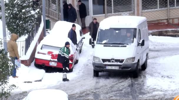 Auto geplakt op besneeuwde straat — Stockvideo