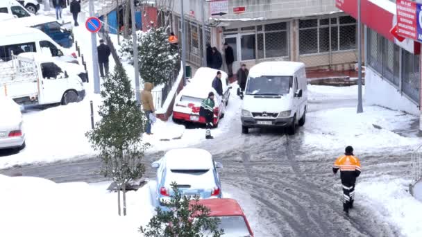 Auto geplakt op besneeuwde straat — Stockvideo