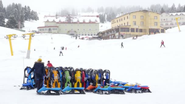 Seilbahn zum Wintersport — Stockvideo