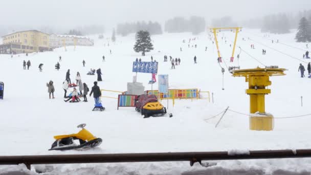 Seilbahn zum Wintersport — Stockvideo