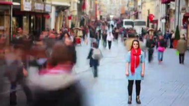 işlek cadde üzerinde timelapse kılığında kadın