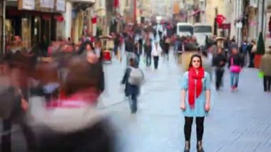 işlek cadde üzerinde timelapse kılığında kadın
