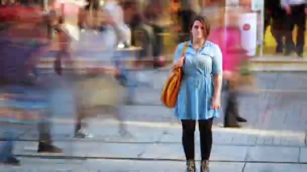 Menina na frente de shopping center, timelapse — Vídeo de Stock