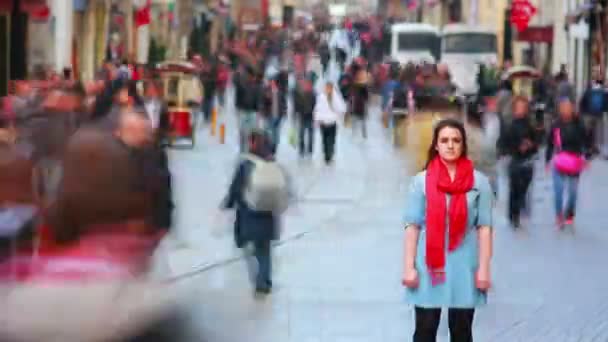 Vrouw die zich voordeed op drukke straat, timelapse — Stockvideo