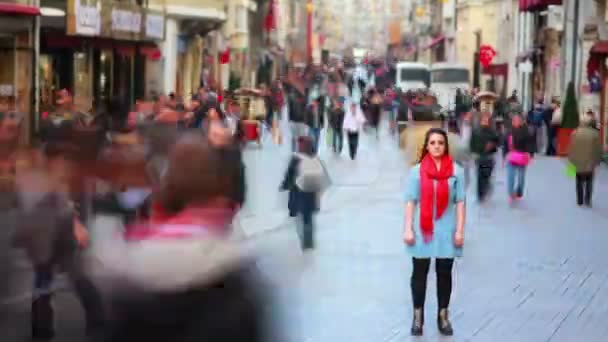 Женщина позирует на оживленной улице, время истекло — стоковое видео