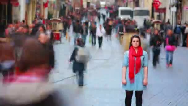 Vrouw die zich voordeed op drukke straat, timelapse — Stockvideo