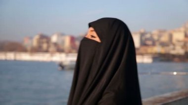 kadın chador istanbul Caddesi üzerinde