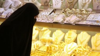kadın kapalı çarşı alışveriş başörtüsü ile