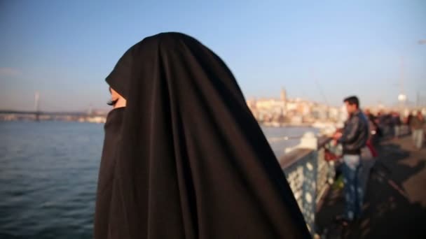 Mujer en chador en calle Estambul — Vídeo de stock