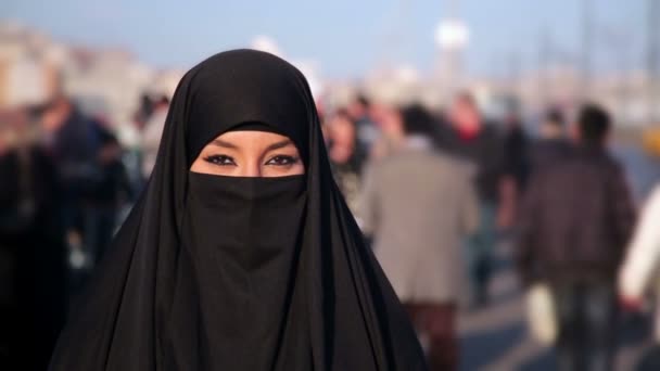 在伊斯坦布尔街上披带头巾的女人 — 图库视频影像