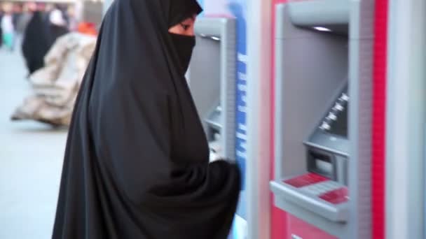 Kvinna använder Uttagsautomat. — Stockvideo