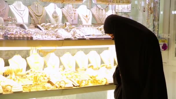 Mujer con pañuelo para la cabeza de compras en el Gran Bazar — Vídeos de Stock