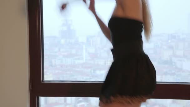 Mulher feliz dançando no sofá — Vídeo de Stock