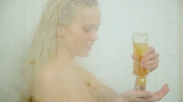Mulher lavando o cabelo no chuveiro — Vídeo de Stock